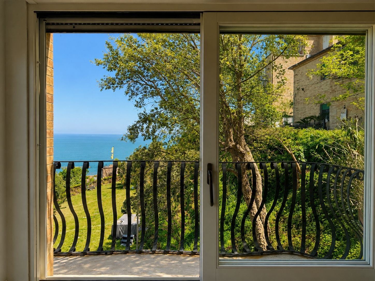 Balcone della Suite Aurora vista Adriatico, atmosfera mattutina sposi