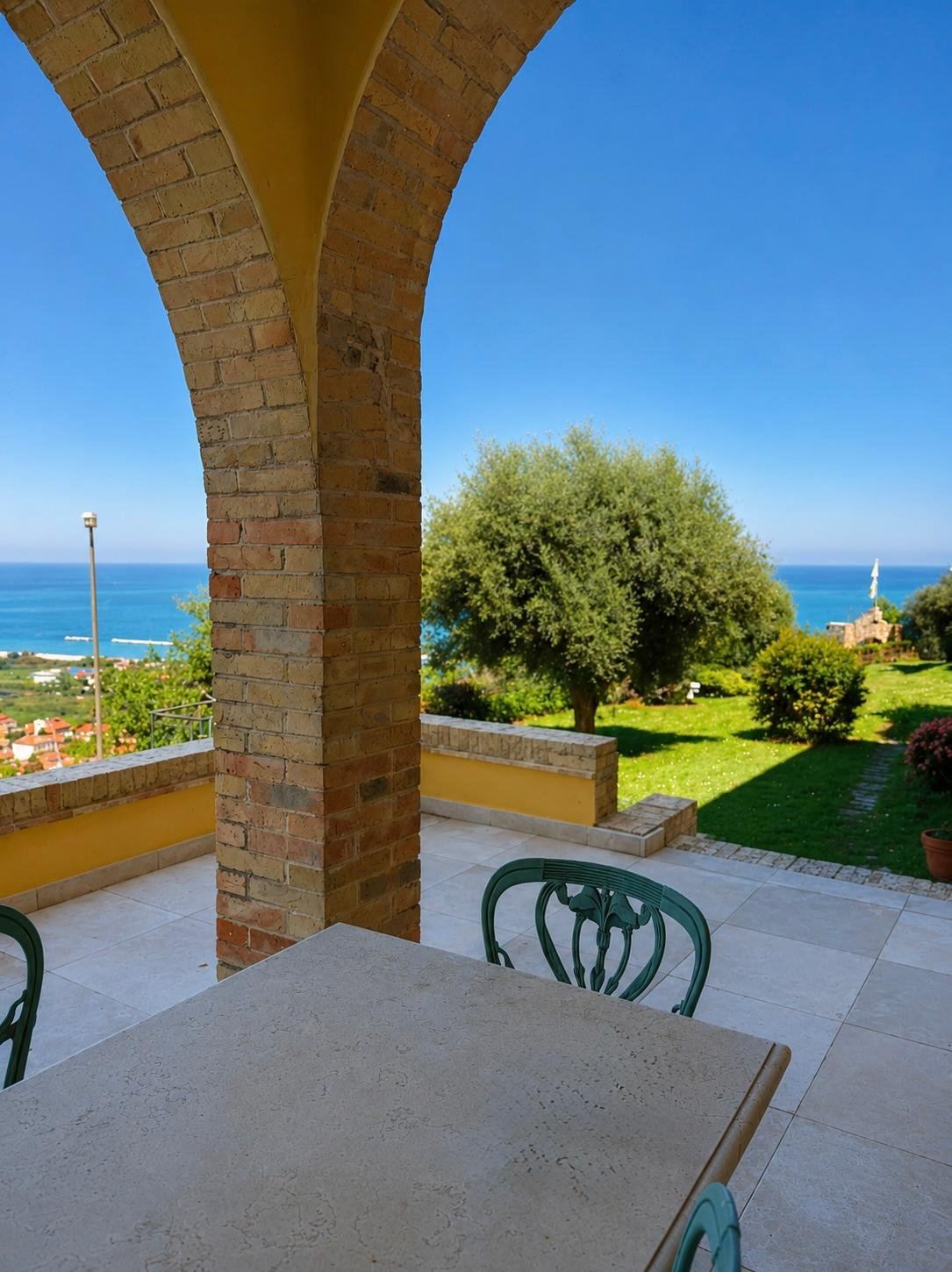 Loggia con archi affacciata sul mare Adriatico, allestimento matrimoniale